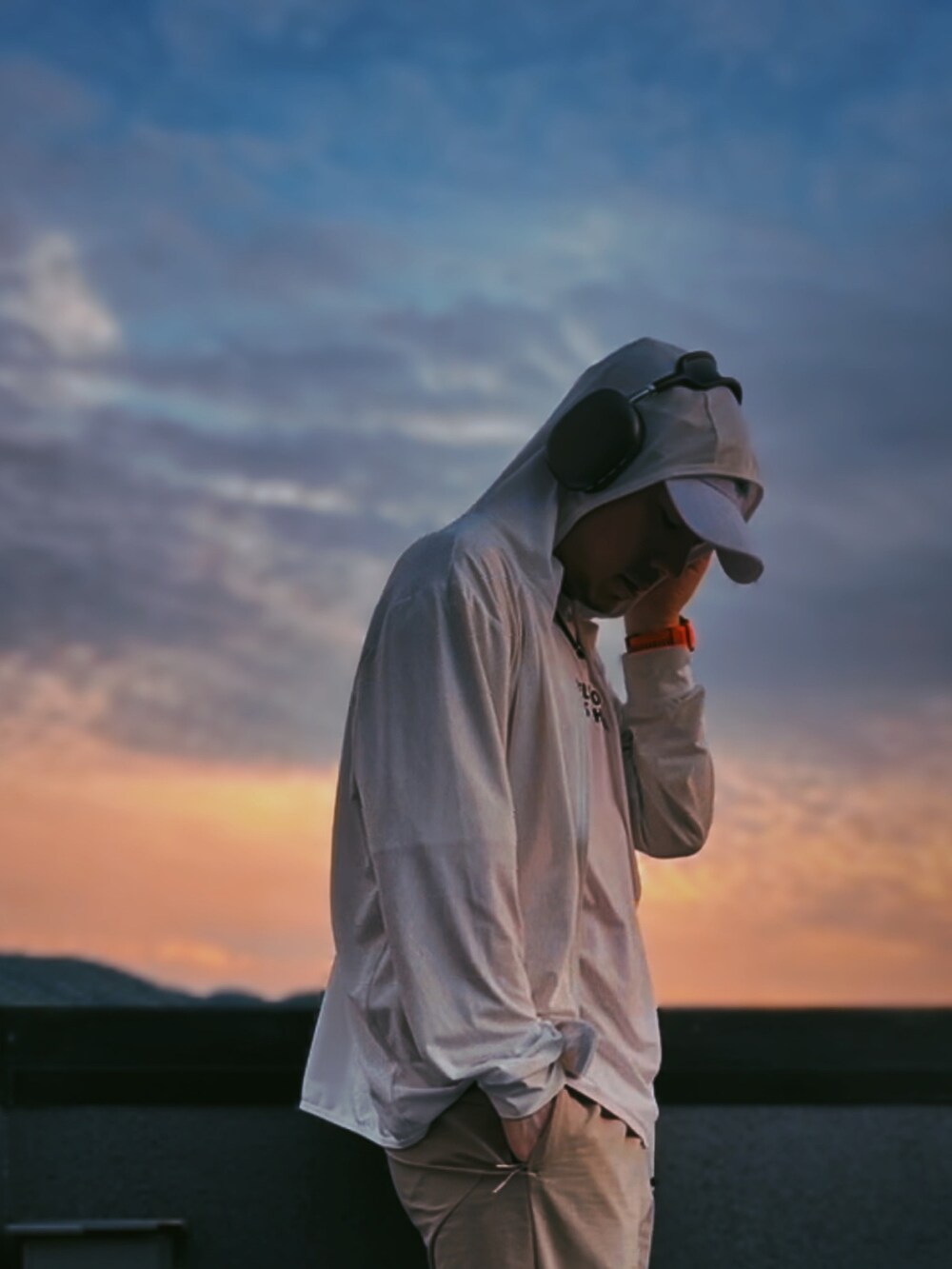 ホワイト系のパーカー、ホワイト系のTシャツ/カットソー、ブラック系のデジタル腕時計を着用したメンズの夏コーディネートの2枚目の写真