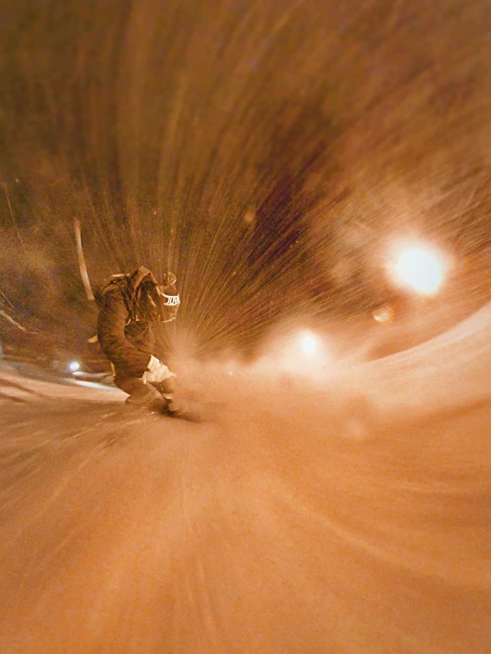 ブラック系のマウンテンパーカー、グレー系のバックパック/リュック、ホワイト系の手袋を着用したメンズの春コーディネートの2枚目の写真