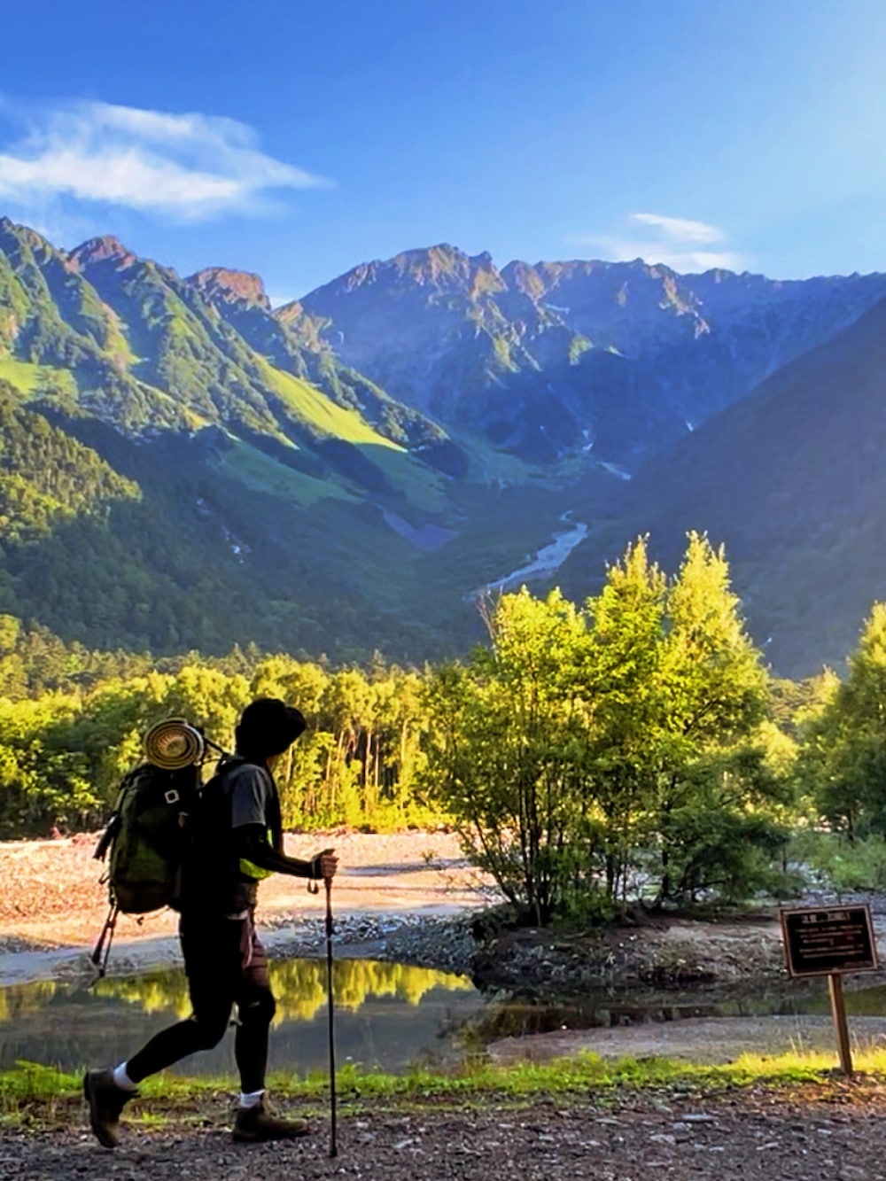 グレー系のTシャツ/カットソー、ブラック系のその他パンツ、グリーン系のその他シューズを着用したメンズの夏コーディネートの3枚目の写真