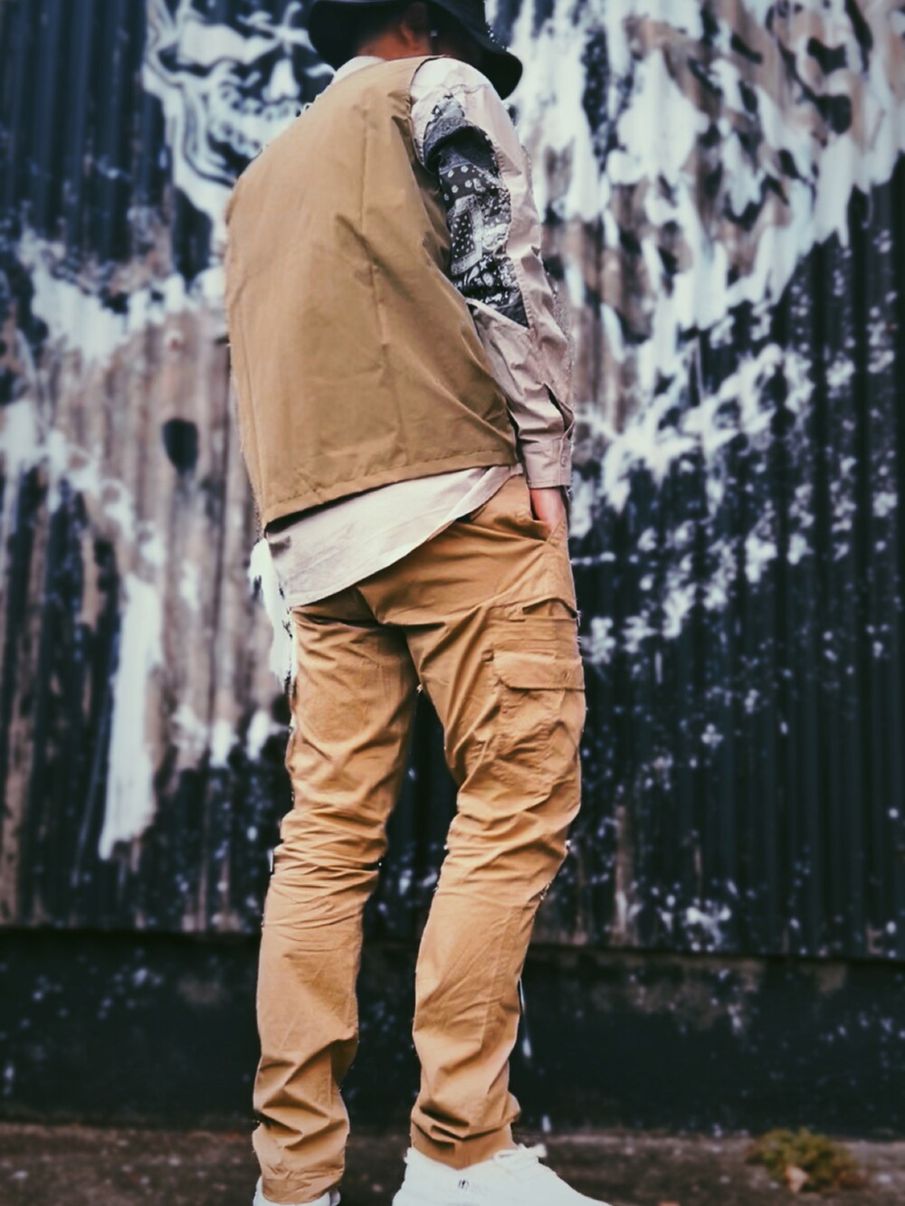 ベージュ系のベスト、ベージュ系のカーゴパンツ、グレー系のトップスを着用したメンズの秋コーディネートの3枚目の写真