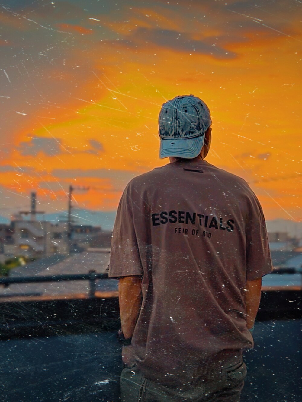 ブラウン系のTシャツ/カットソー、グリーン系のチノパンツ、ブラック系のスニーカーを着用したメンズの夏コーディネートの2枚目の写真