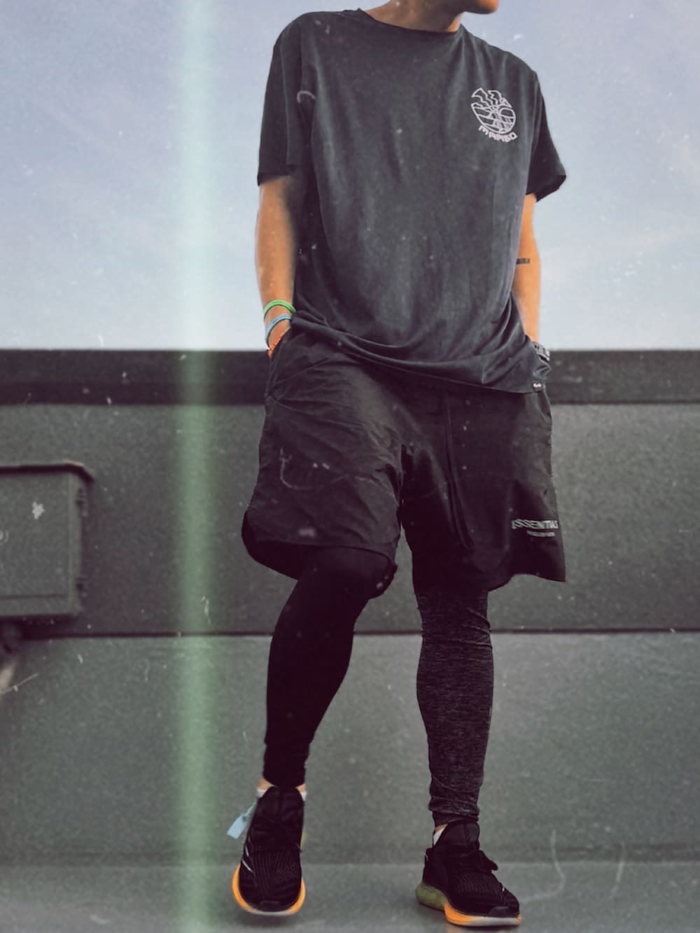 ブルー系のTシャツ/カットソー、ブラック系のスニーカー、ブラック系のパンツを着用したメンズの夏コーディネートの2枚目の写真