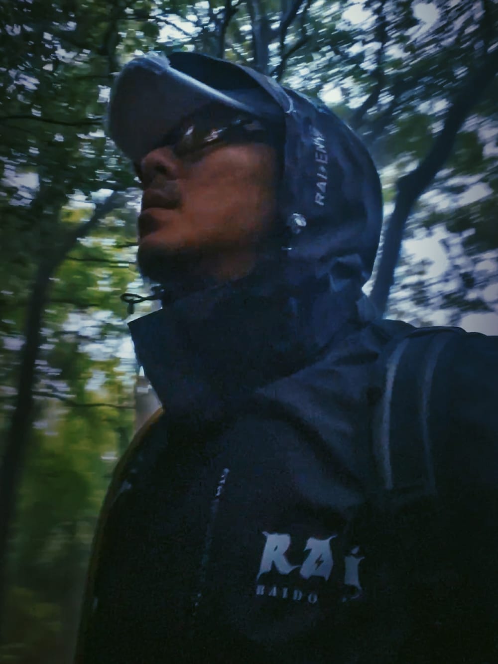 ブラック系のマウンテンパーカー、ブラック系のその他パンツ、グレー系のバックパック/リュックを着用したメンズの春コーディネートの2枚目の写真