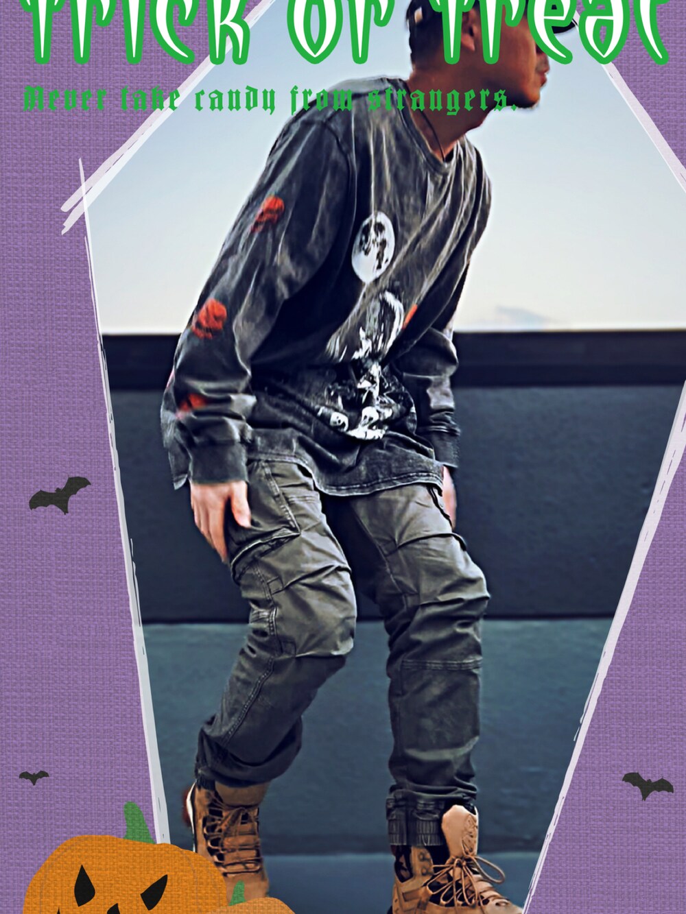 グレー系のTシャツ/カットソー、グリーン系のカーゴパンツを着用したメンズの秋コーディネートの4枚目の写真