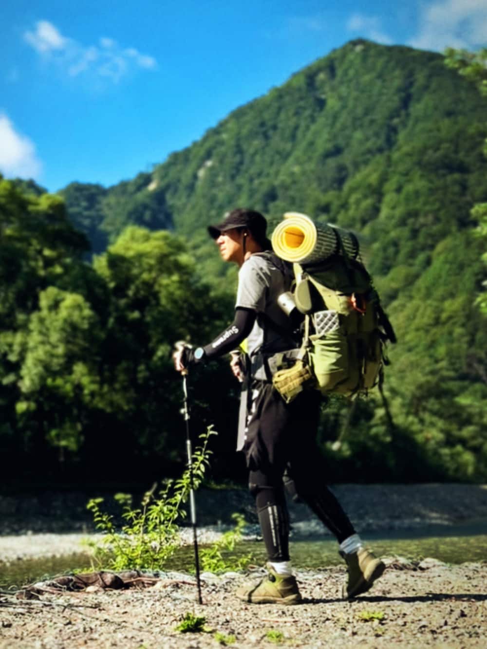グレー系のTシャツ/カットソー、ブラック系のその他パンツ、グリーン系のその他シューズを着用したメンズの夏コーディネートの2枚目の写真