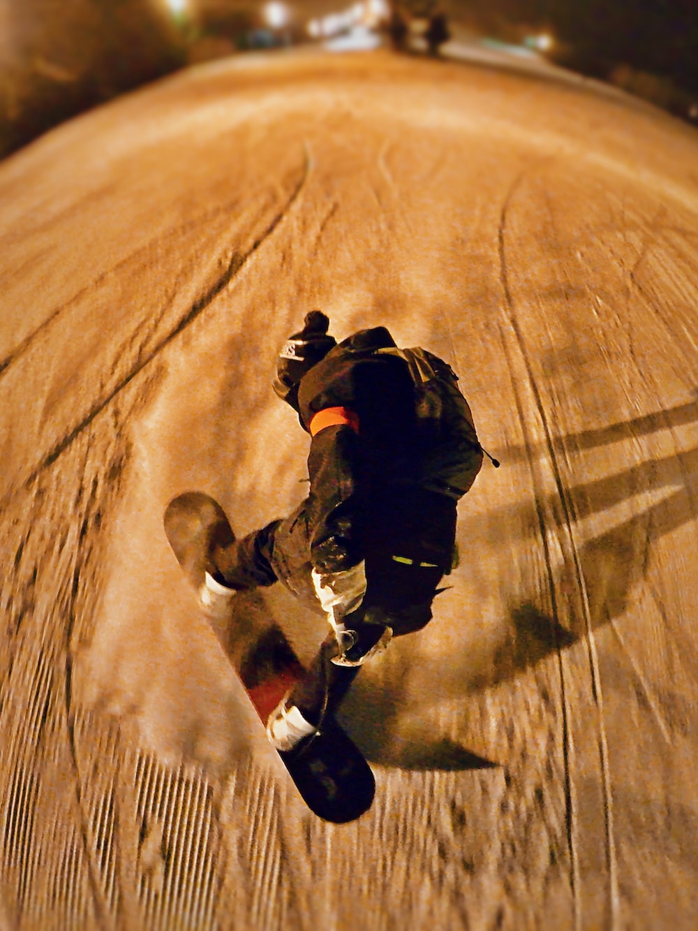 ブラック系のマウンテンパーカー、グレー系のバックパック/リュック、ホワイト系の手袋を着用したメンズの春コーディネートの3枚目の写真