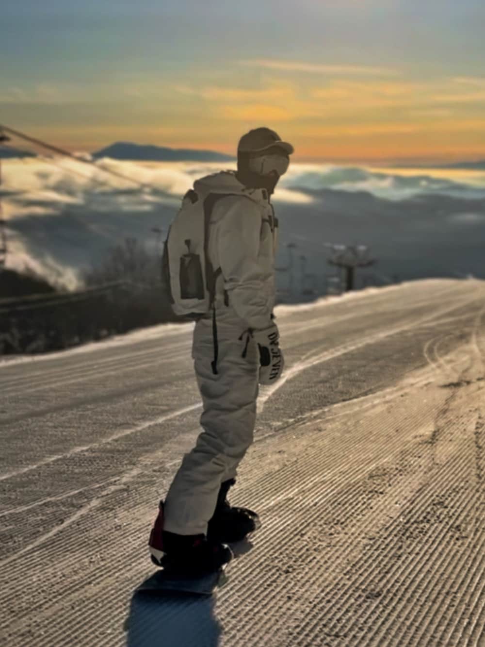 ホワイト系のバックパック/リュック、ホワイト系のキャップを着用したメンズの冬コーディネートの2枚目の写真