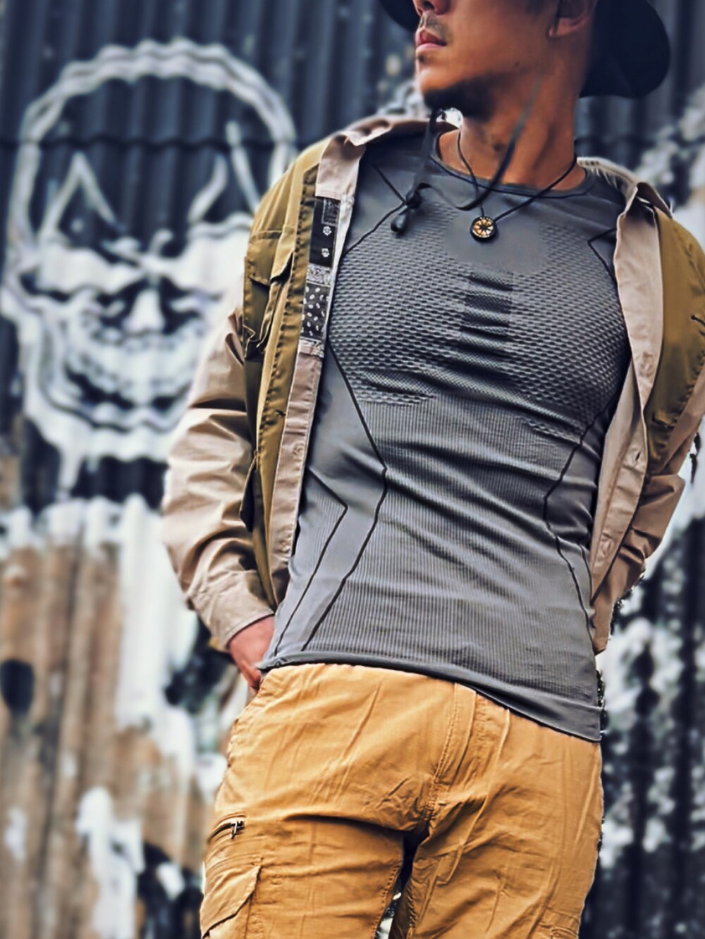 ベージュ系のベスト、ベージュ系のカーゴパンツ、グレー系のトップスを着用したメンズの秋コーディネートの2枚目の写真