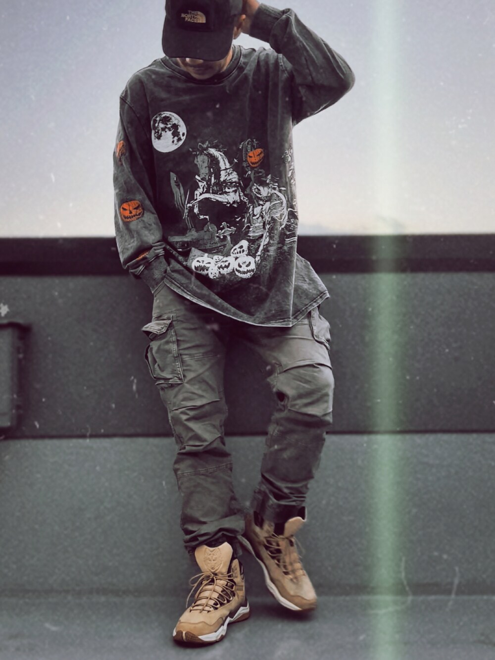 グレー系のTシャツ/カットソー、グリーン系のカーゴパンツ、ベージュ系のスニーカーを着用したメンズの秋コーディネートの5枚目の写真