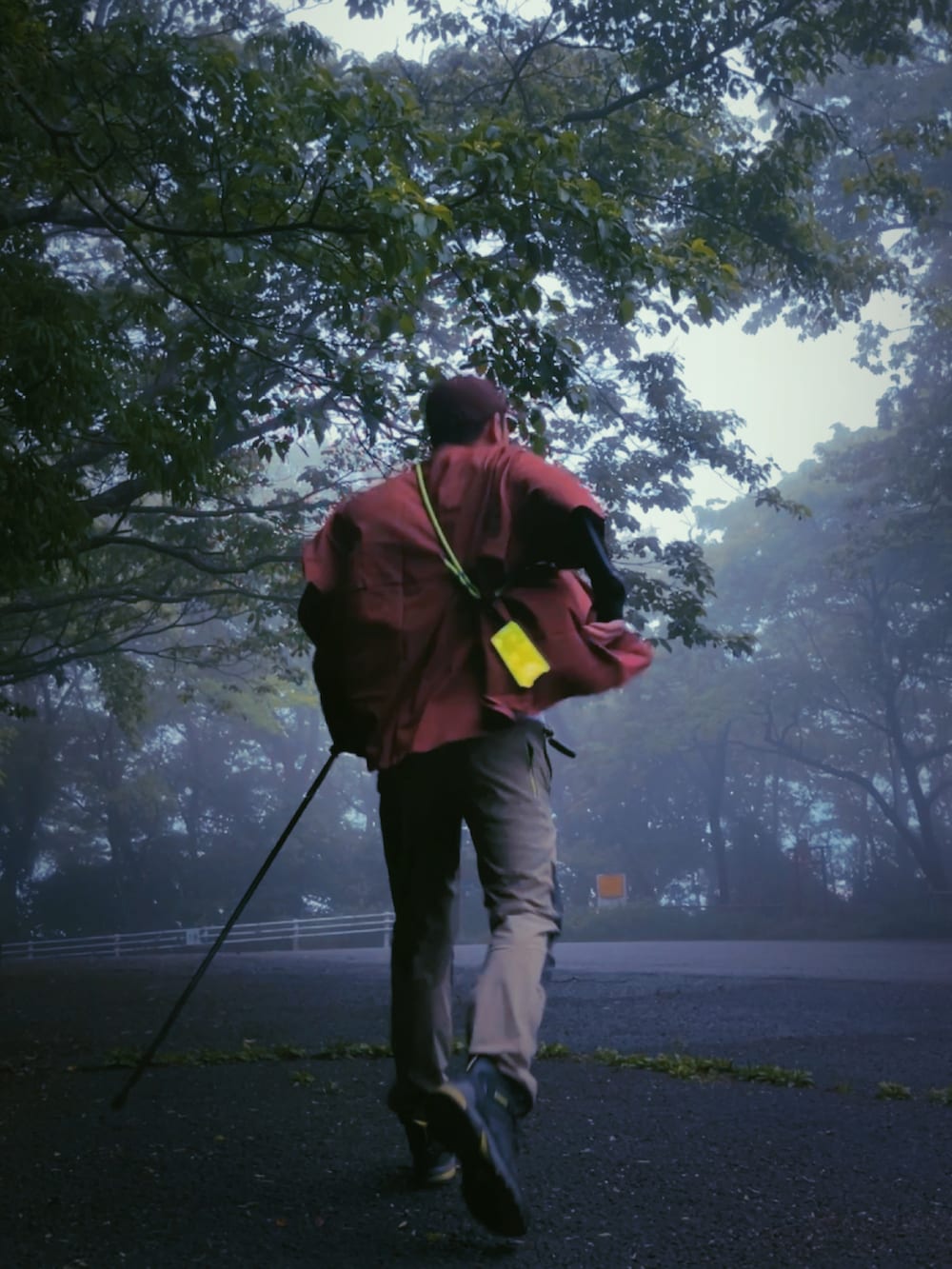 ブラウン系のシャツ/ブラウス、グリーン系のその他パンツ、ホワイト系のTシャツ/カットソーを着用したメンズの春コーディネートの3枚目の写真