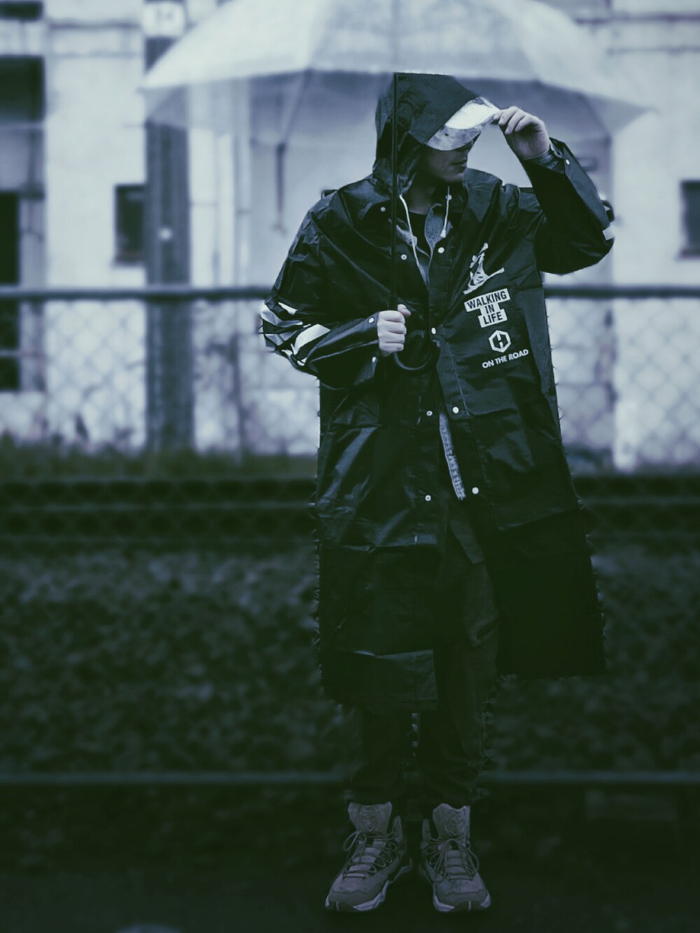 ベージュ系のスニーカー、ブラック系のアウトドアグッズを着用したメンズの春コーディネートの3枚目の写真