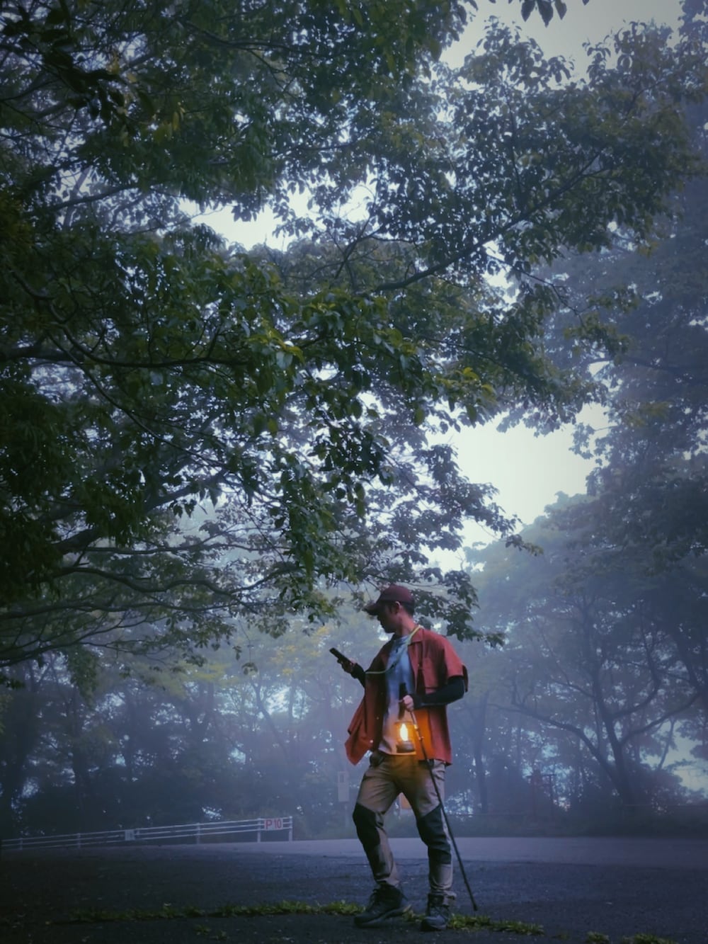 ブラウン系のシャツ/ブラウス、グリーン系のその他パンツ、ホワイト系のTシャツ/カットソーを着用したメンズの春コーディネートの2枚目の写真