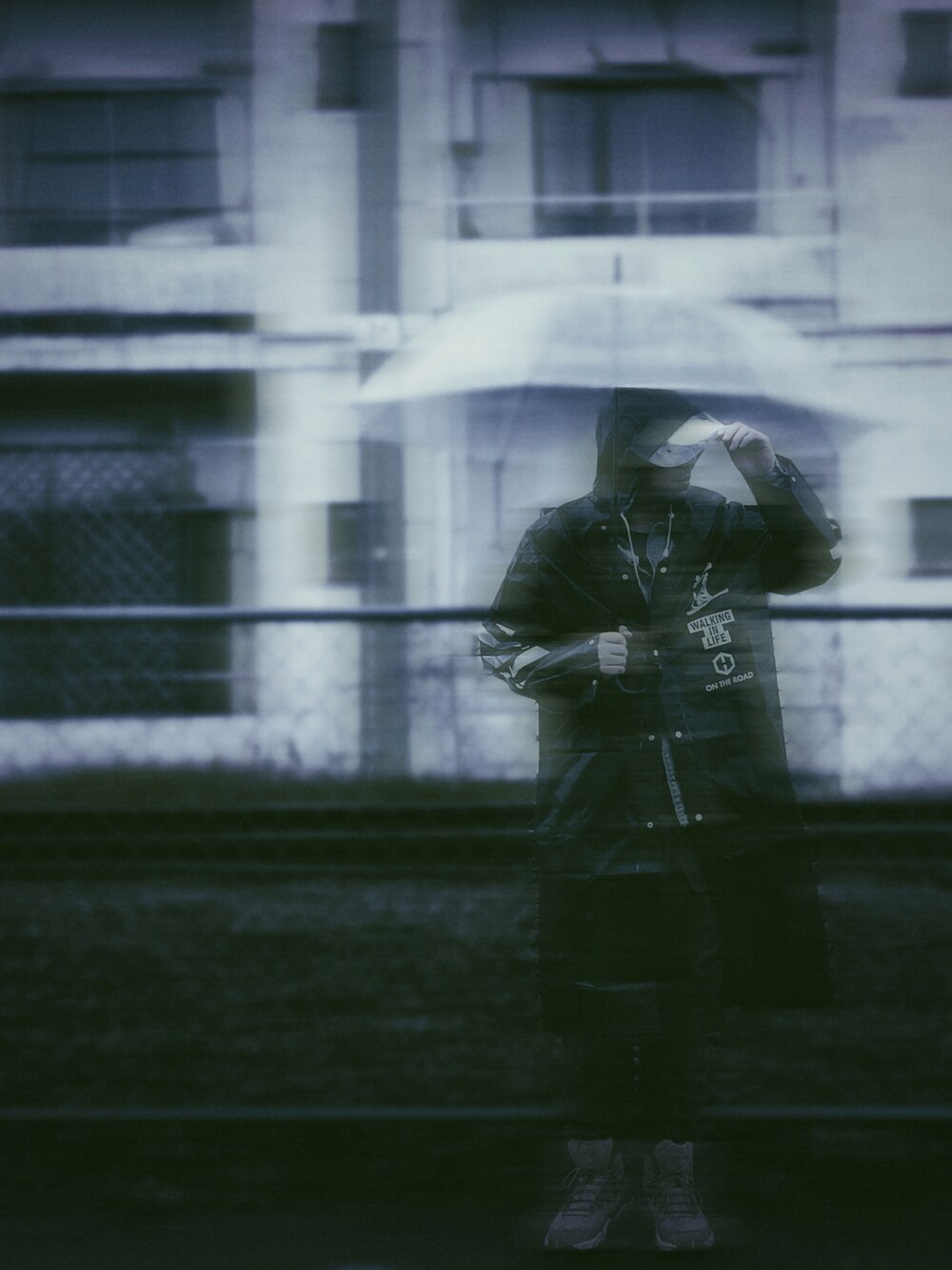 ベージュ系のスニーカー、ブラック系のアウトドアグッズを着用したメンズの春コーディネートの2枚目の写真