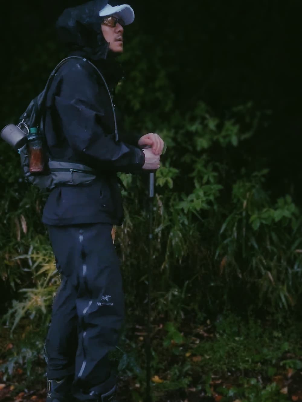 ブラック系のマウンテンパーカー、ブラック系のその他パンツ、グレー系のバックパック/リュックを着用したメンズの春コーディネートの3枚目の写真