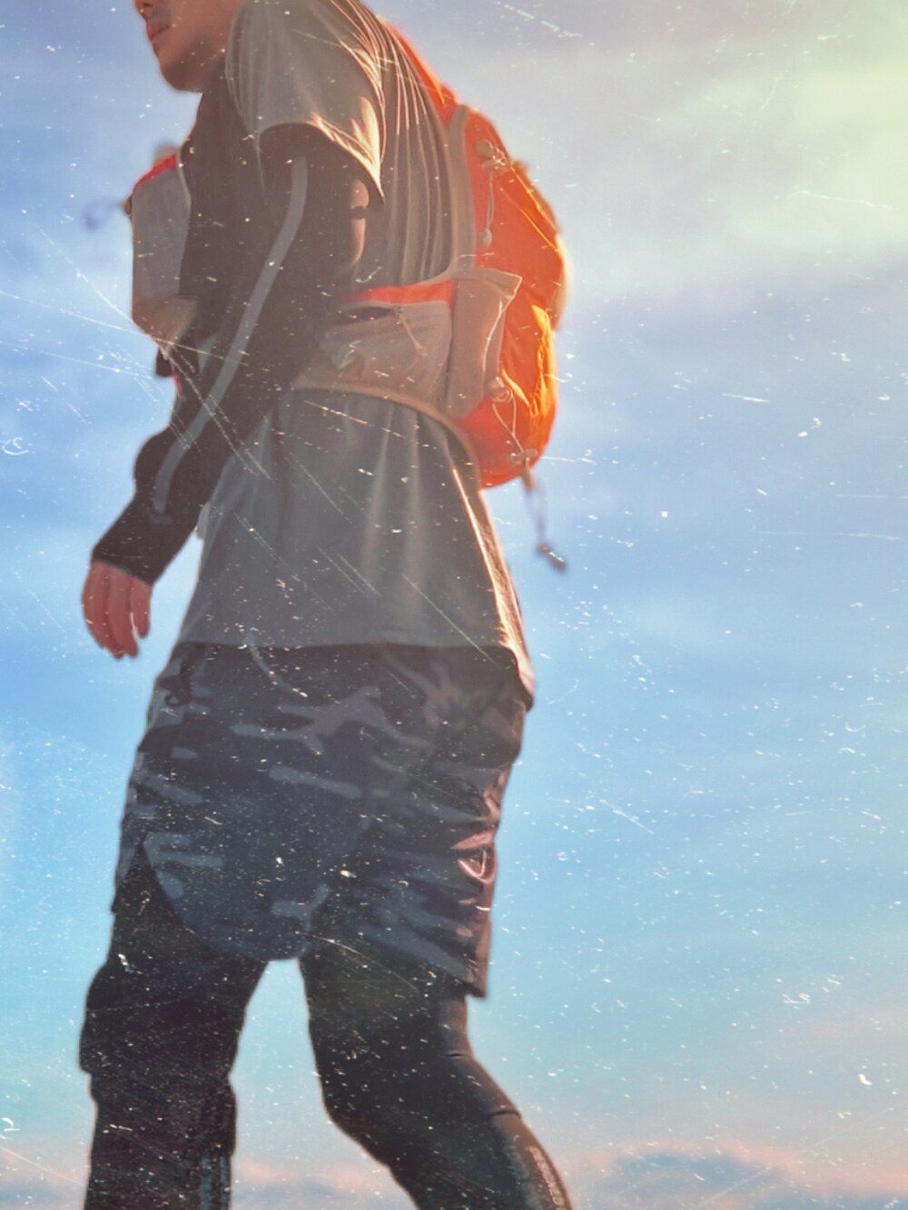 グレー系のTシャツ/カットソー、その他のその他パンツ、オレンジ系のバックパック/リュックを着用したメンズの夏コーディネートの3枚目の写真