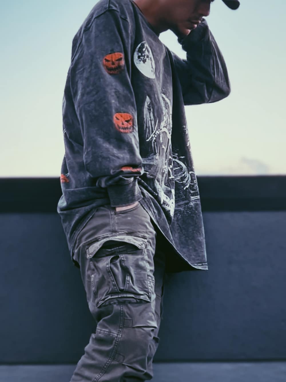 グレー系のTシャツ/カットソー、グリーン系のカーゴパンツ、ベージュ系のスニーカーを着用したメンズの秋コーディネートの3枚目の写真