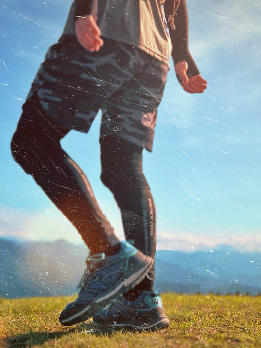 グレー系のTシャツ/カットソー、その他のその他パンツ、オレンジ系のバックパック/リュックを着用したメンズの夏コーディネートの4枚目の写真