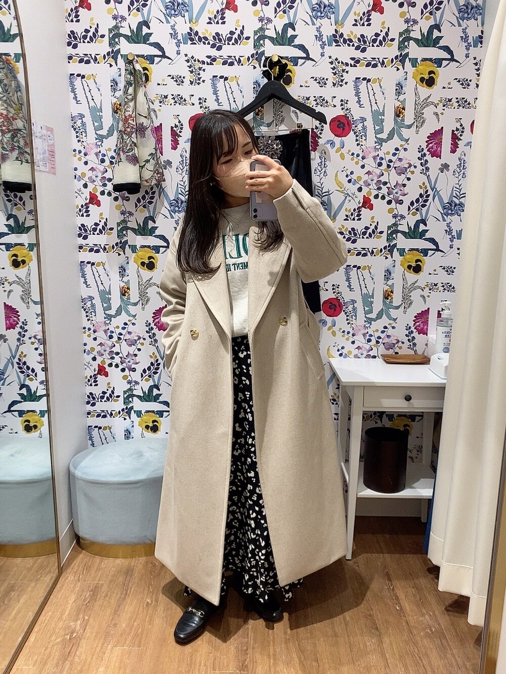 ブラック系のローファー、ブラック系のスカート、ベージュ系のスウェットを着用したレディースの冬コーディネートの2枚目の写真