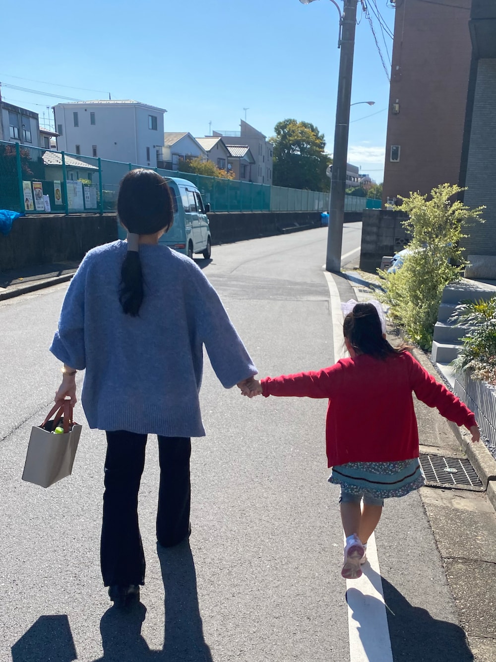 ブルー系のカーディガン/ボレロ、ベージュ系のその他ヘアアクセサリーを着用したレディースの秋コーディネートの2枚目の写真