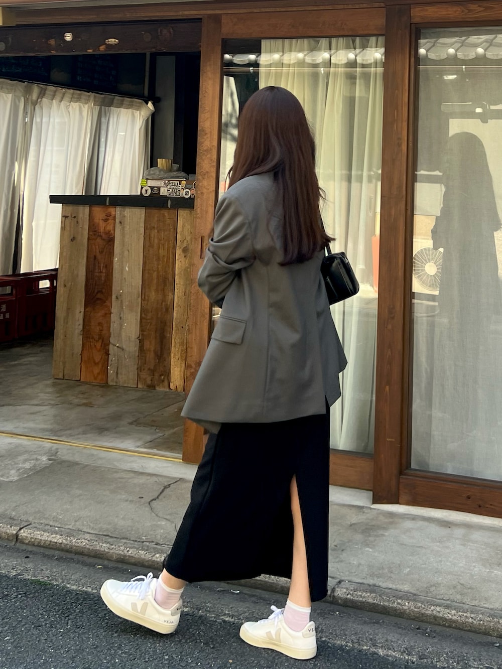 「春服コーデ、シンプルスタイル、オトナカジュアル、大人コーデ、ジャケット、シンプルコーデ、シンプル、カジュアル、ママコーデ、ママファッション」｜「STUNNING LUREのコンパクトTシャツ（Tシャツ/カットソー、ホワイト系）」を使った、saさん（レディース・155cm）の春コーディネートの2枚目の写真