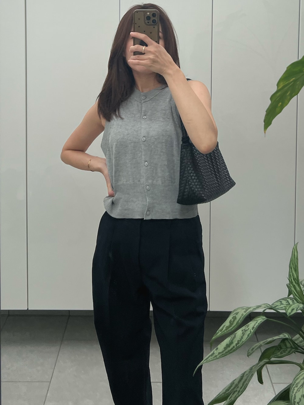 グレー系のタンクトップ、ブルー系のその他パンツ、ホワイト系のスニーカーを着用したレディースの秋コーディネートの2枚目の写真