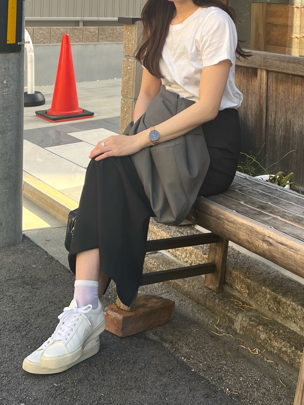 「春服コーデ、シンプルスタイル、オトナカジュアル、大人コーデ、ジャケット、シンプルコーデ、シンプル、カジュアル、ママコーデ、ママファッション」｜「STUNNING LUREのコンパクトTシャツ（Tシャツ/カットソー、ホワイト系）」を使った、saさん（レディース・155cm）の春コーディネートの4枚目の写真
