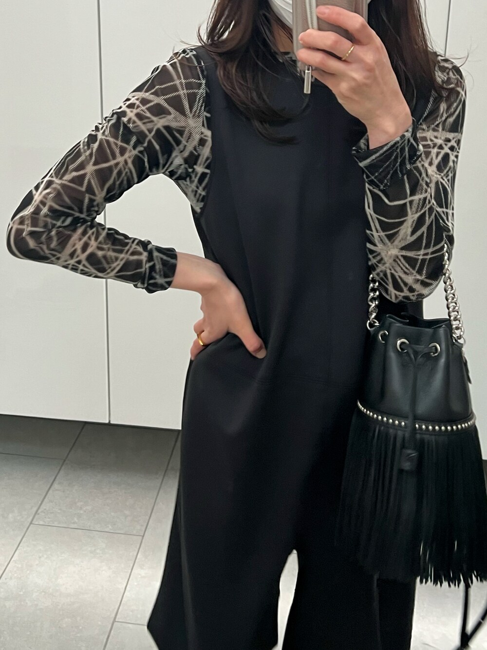「春夏コーデ、きれいめカジュアル、パンツスタイル、オールブラック、オールインワン、ブラック、ブラックコーデ、モノトーン、ママコーデ、ママファッション」｜「BEAMSのアイテム（サンダル、ブラック系）」を使った、saさん（レディース・155cm）の春コーディネートの2枚目の写真