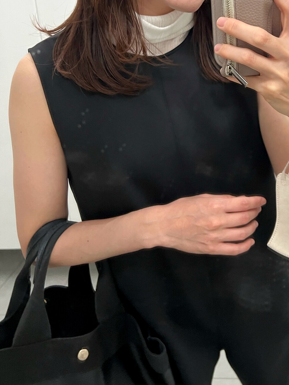 「大人カジュアル、パンツスタイル、モノトーン、シンプルコーデ、シンプル、ママコーデ、ママファッション」｜「STUNNING LUREのバックVオールインワン（つなぎ/オールインワン、ブラック系）」を使った、saさん（レディース・155cm）の夏コーディネートの2枚目の写真