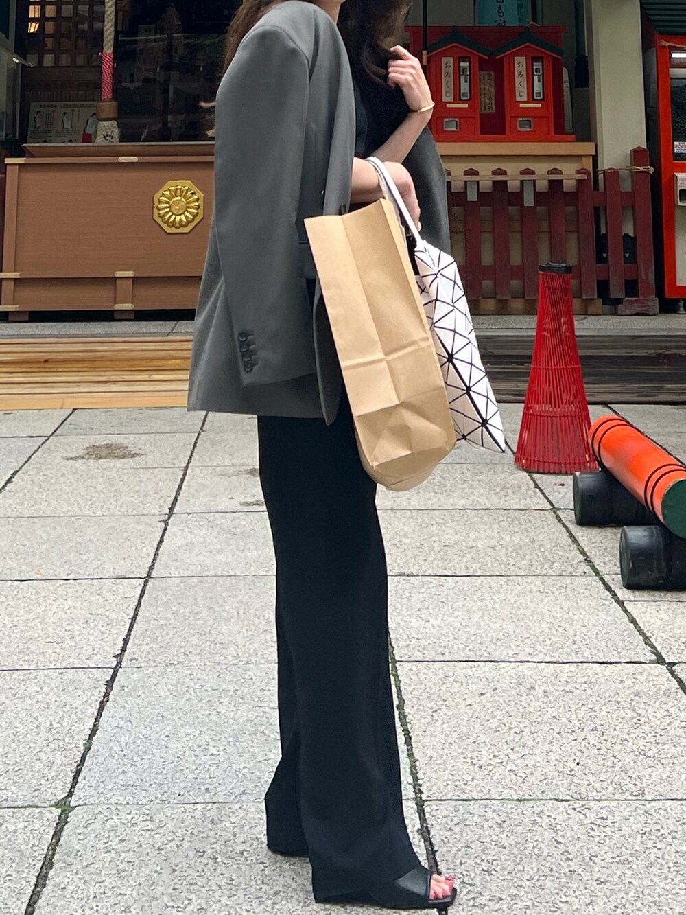「きれいめカジュアル、春、春ファッション、キレイめ、ママファッション、ママコーデ、シンプルコーデ、シンプル」｜「STUNNING LUREのリライム2WAYパンツ（スラックス、ブラック系）」を使った、saさん（レディース・155cm）の春コーディネートの2枚目の写真