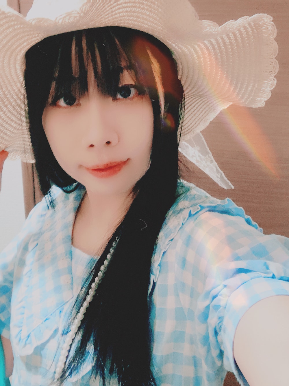 その他のハンドバッグ、ブルー系のワンピース、ホワイト系のサンダルを着用したレディースの夏コーディネートの2枚目の写真