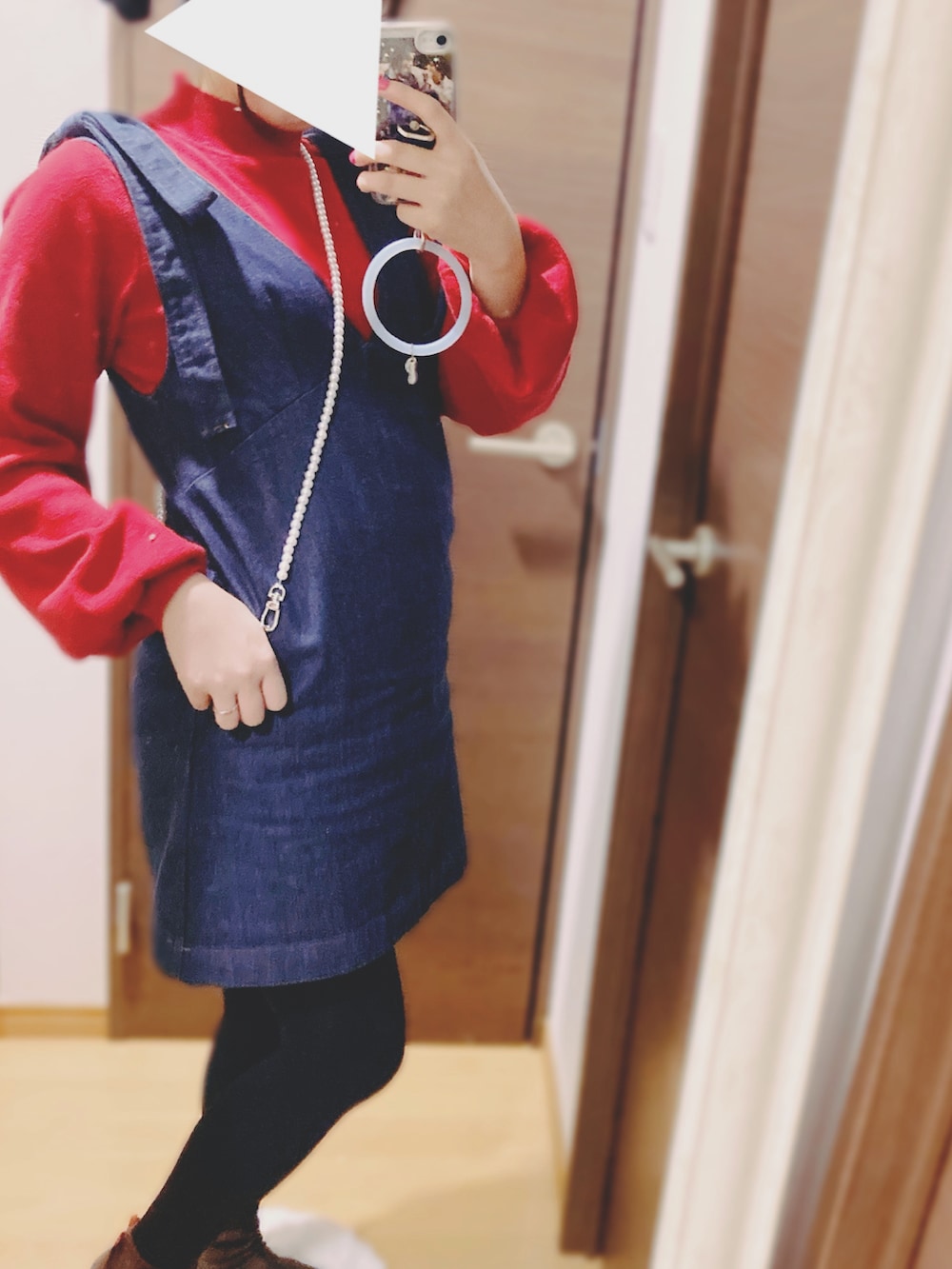 レッド系のニット/セーター、ホワイト系のハンドバッグ、ホワイト系のジャケット/アウターを着用したレディースの春コーディネートの2枚目の写真