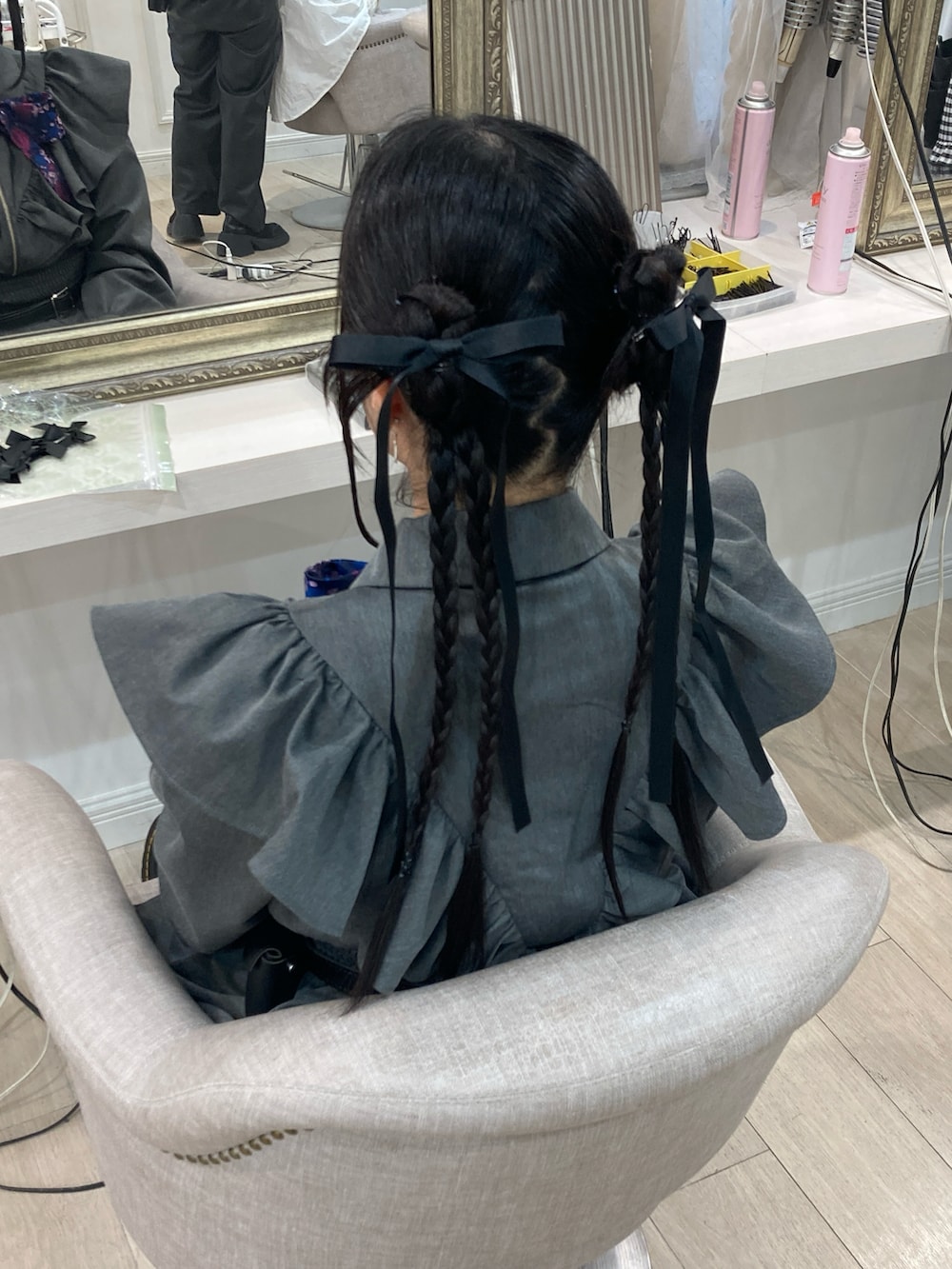 「ヘアアレンジ、推し活コーデ、グレー、低身長、マーチン、プチプラ、今日のコーデ、雨の日コーデ、雨の日マーチン部、ワンピ―ス、休日スタイル、オトナカワイイ、プチフラコーデ、GRL」｜「Dr. Martensの《Dr.Martens》ARDERN EVIEE（その他シューズ、ブラック系）」を使った、pickaliceさん（骨格ナチュラル・レディース・158cm）の春コーディネートの2枚目の写真