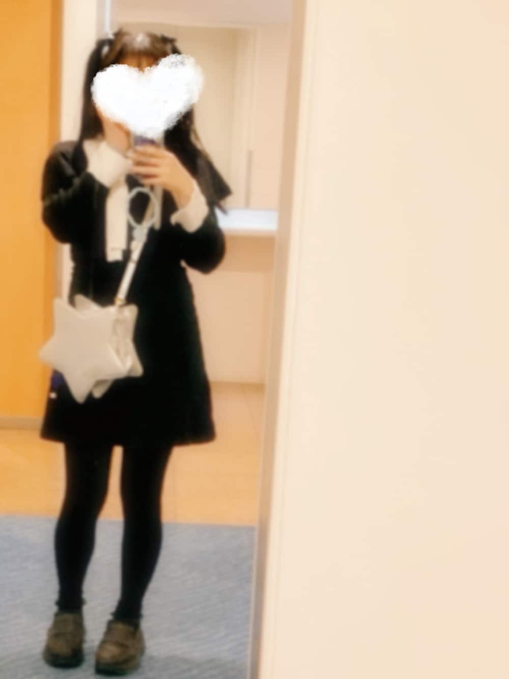 「お出かけコーデ、舞台観賞、ガーリーコーデ、骨格ナチュラル、推し活、白黒コーデ、休日スタイル、低身長」｜「GRLのコーデュロイダウンジャケット [dk1332]（ダウンジャケット/コート、ホワイト系）」を使った、pickaliceさん（骨格ナチュラル・レディース・158cm）の冬コーディネートの2枚目の写真