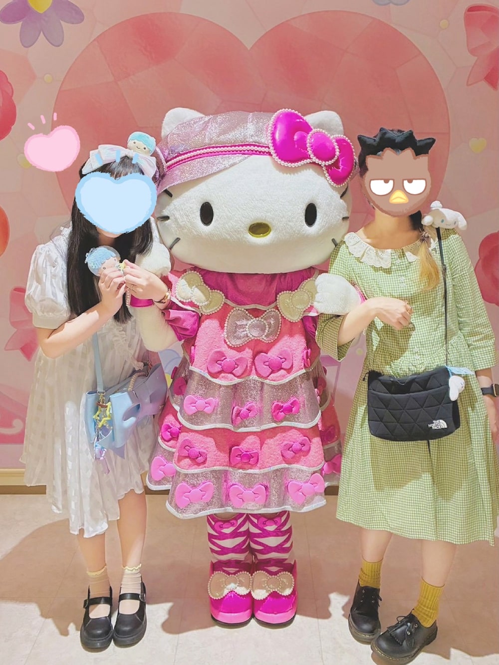 ブルー系のワンピース、ブラック系のその他シューズ、ブルー系のショルダーバッグを着用したレディースの秋コーディネートの2枚目の写真