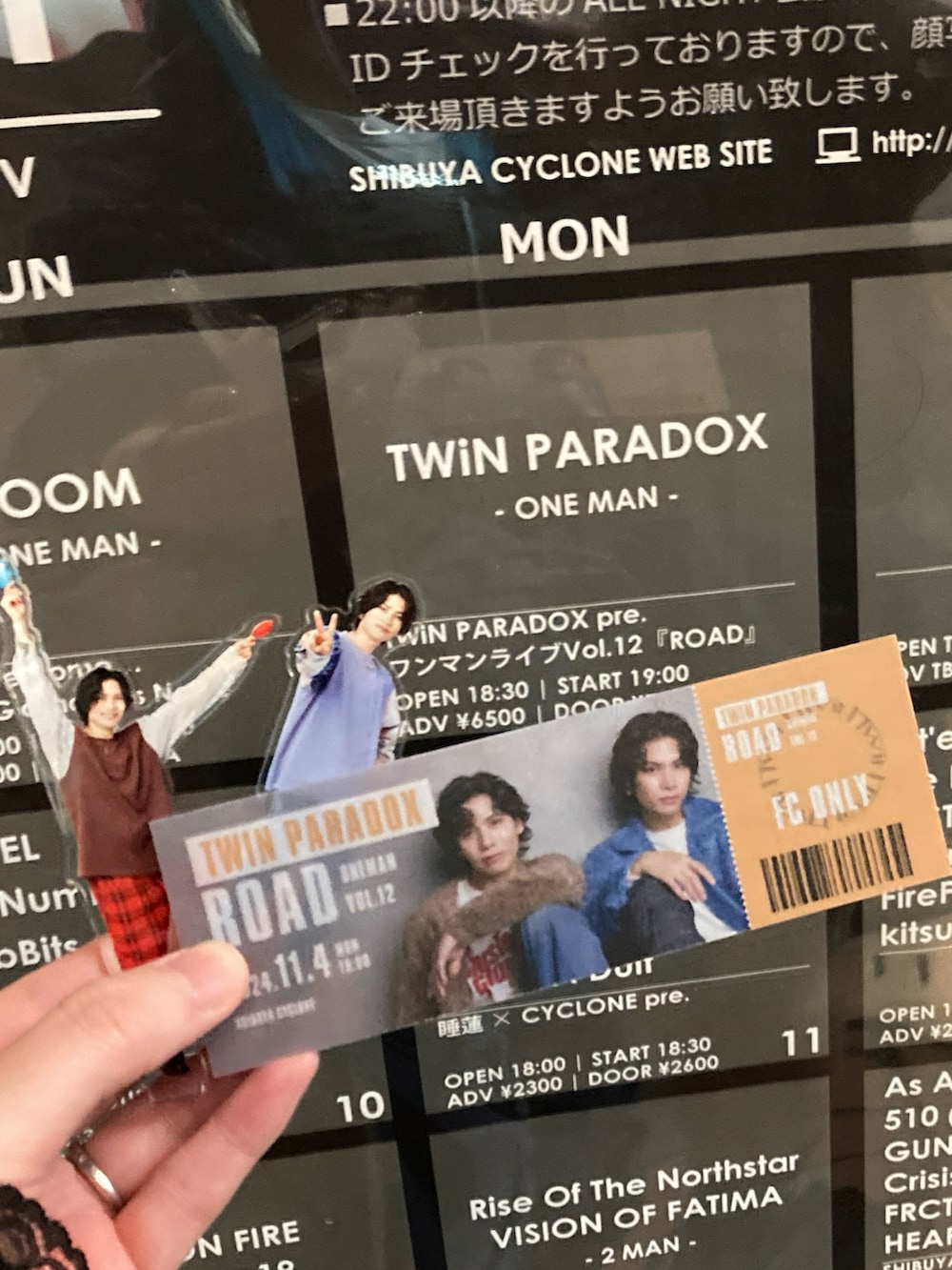 「LIVE、ライブコーデ、shein、青髪、お出かけコーデ、休日スタイル、低身長コーデ、骨格ナチュラル、ブルベ冬」｜「SHEINのSHEIN カーディガン 23789031（ニット/セーター、グレー系）」を使った、pickaliceさん（骨格ナチュラル・レディース・158cm）の秋コーディネートの2枚目の写真