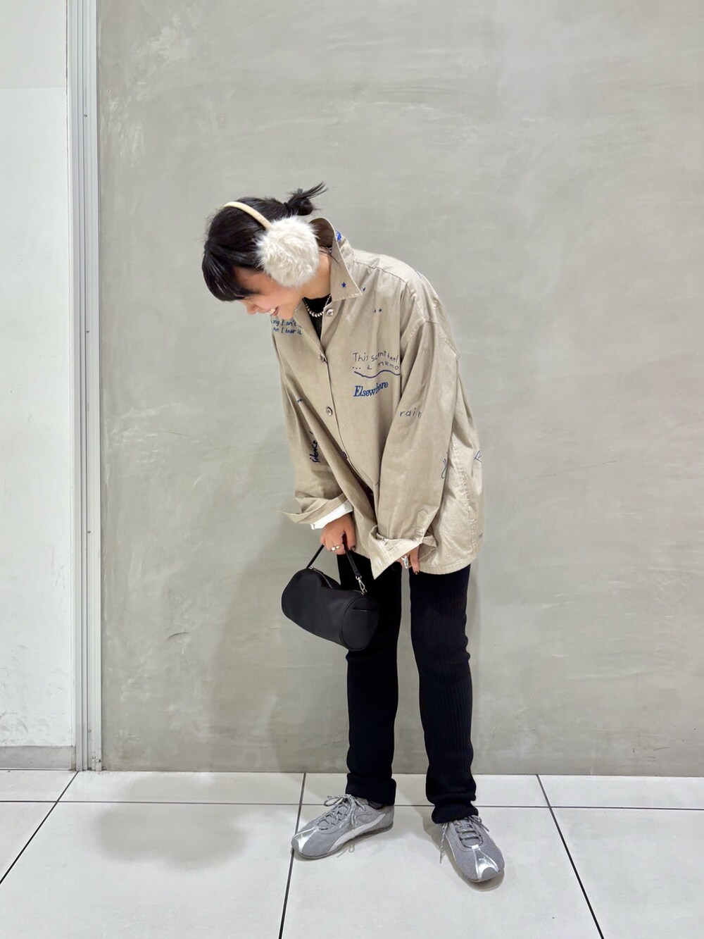 ベージュ系のTシャツ/カットソー、ブラック系のその他パンツ、ブラック系のハンドバッグを着用したレディースの秋コーディネートの2枚目の写真