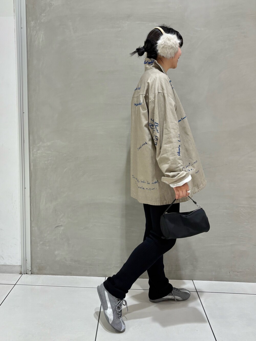ベージュ系のTシャツ/カットソー、ブラック系のその他パンツ、ブラック系のハンドバッグを着用したレディースの秋コーディネートの5枚目の写真