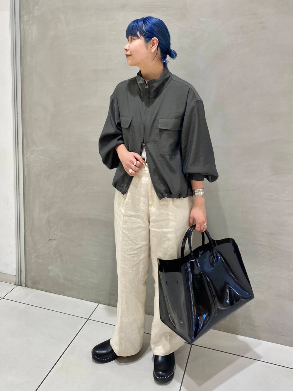 「URBANRESEARCH、高身長おススメアウター、春アウターコーデ、私のイチ推しブランド、スタッフのこれ買いました、過ごしやすい」｜「URBAN RESEARCHのnew basic　リネンハイウエストパンツ（その他パンツ、ベージュ系）」を使った、ナカムラさん（レディース・164cm）の春コーディネートの4枚目の写真