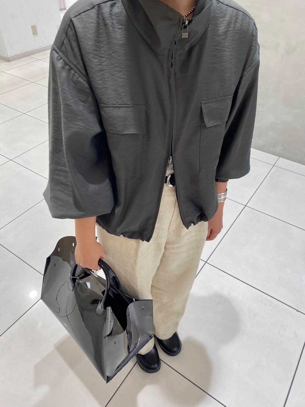 「URBANRESEARCH、高身長おススメアウター、春アウターコーデ、私のイチ推しブランド、スタッフのこれ買いました、過ごしやすい」｜「URBAN RESEARCHのnew basic　リネンハイウエストパンツ（その他パンツ、ベージュ系）」を使った、ナカムラさん（レディース・164cm）の春コーディネートの5枚目の写真