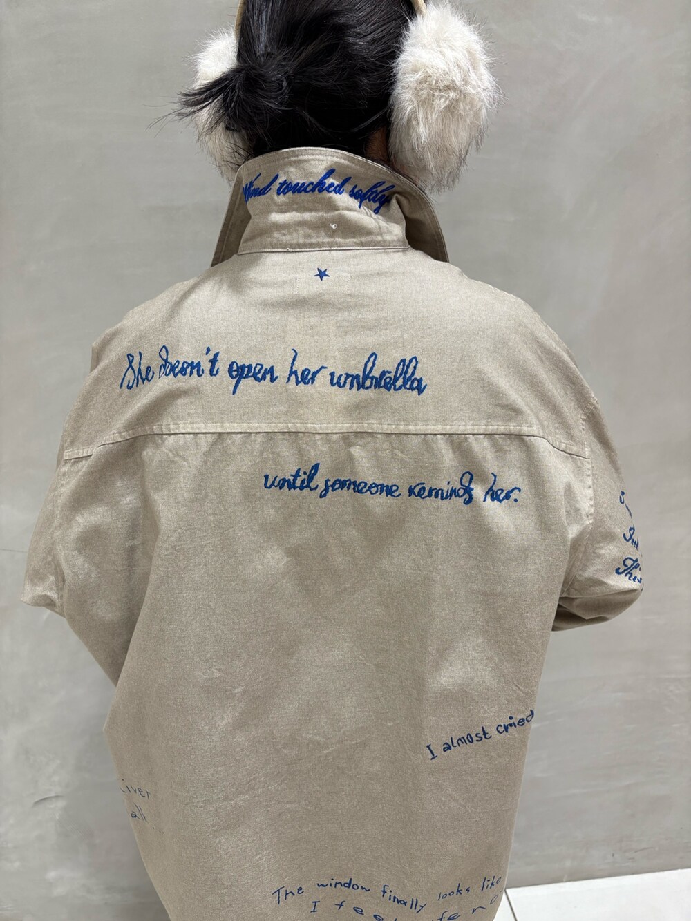 ベージュ系のTシャツ/カットソー、ブラック系のその他パンツ、ブラック系のハンドバッグを着用したレディースの秋コーディネートの7枚目の写真