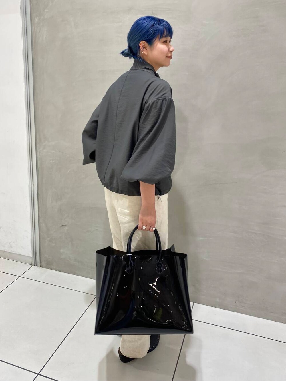 「URBANRESEARCH、高身長おススメアウター、春アウターコーデ、私のイチ推しブランド、スタッフのこれ買いました、過ごしやすい」｜「URBAN RESEARCHのnew basic　リネンハイウエストパンツ（その他パンツ、ベージュ系）」を使った、ナカムラさん（レディース・164cm）の春コーディネートの2枚目の写真