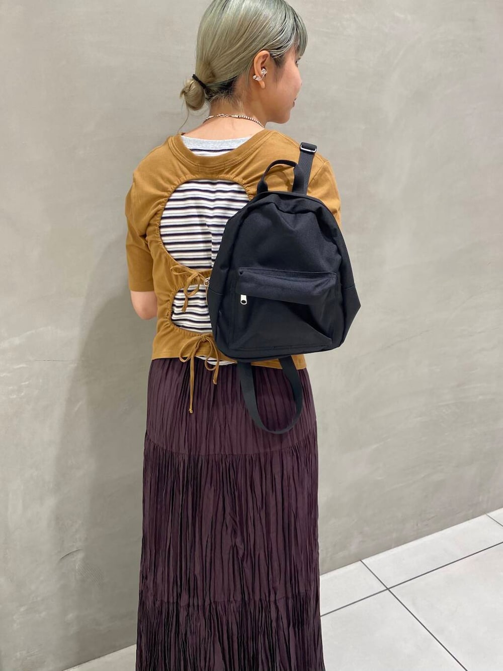 「スポーツミックス、休日スタイル、旅行コーデ、きれいめtシャツ、ここでしか手に入らない別注アイテム、私のイチ推しブランド、テーマパークコーデ、外遊びコーデ、やや暑い」｜「URBAN RESEARCH DOORSの撥水ミニリュック（バックパック/リュック、ブラック系）」を使った、ナカムラさん（レディース・164cm）の春コーディネートの6枚目の写真