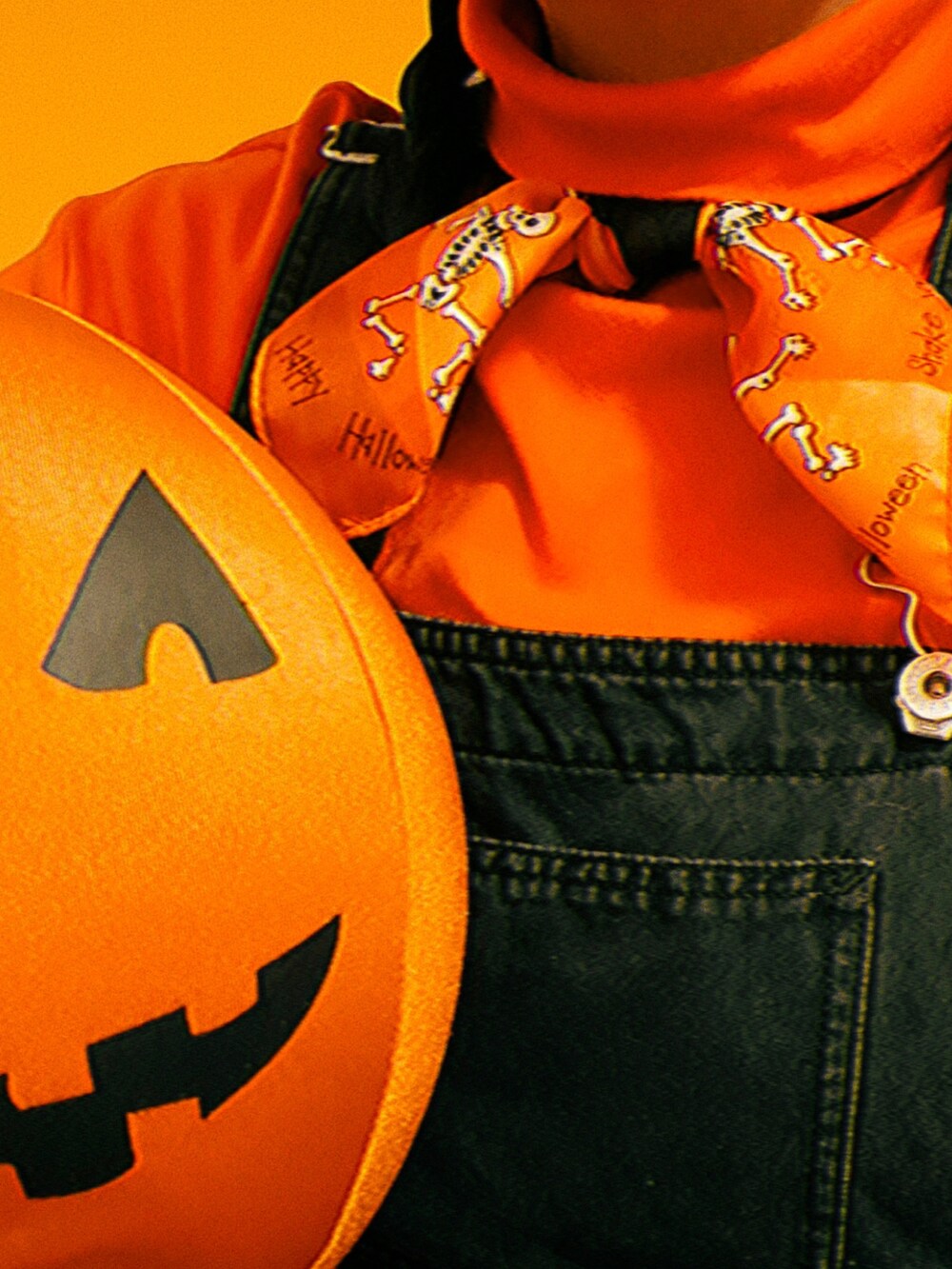 「halloween、ハロウィン、ジャンスカ、スカーフ、ジャンパースカート、原宿系、青文字系、wearhalloween2021」｜「GUのアイテム（トップス、オレンジ系）」を使った、DOSOさん（レディース・151cm）の秋コーディネートの3枚目の写真