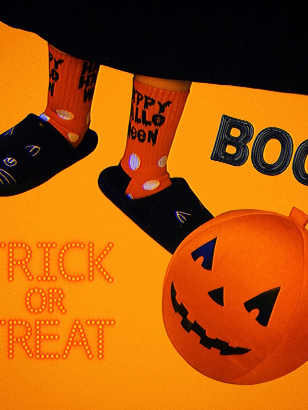 「halloween、ハロウィン、ジャンスカ、スカーフ、ジャンパースカート、原宿系、青文字系、wearhalloween2021」｜「GUのアイテム（トップス、オレンジ系）」を使った、DOSOさん（レディース・151cm）の秋コーディネートの2枚目の写真