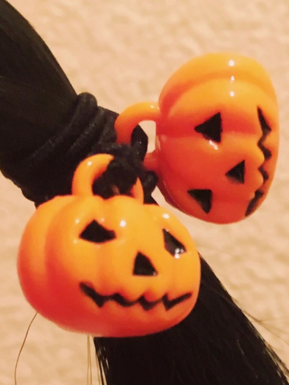 「halloween、ハロウィン、ジャンスカ、スカーフ、ジャンパースカート、原宿系、青文字系、wearhalloween2021」｜「GUのアイテム（トップス、オレンジ系）」を使った、DOSOさん（レディース・151cm）の秋コーディネートの5枚目の写真
