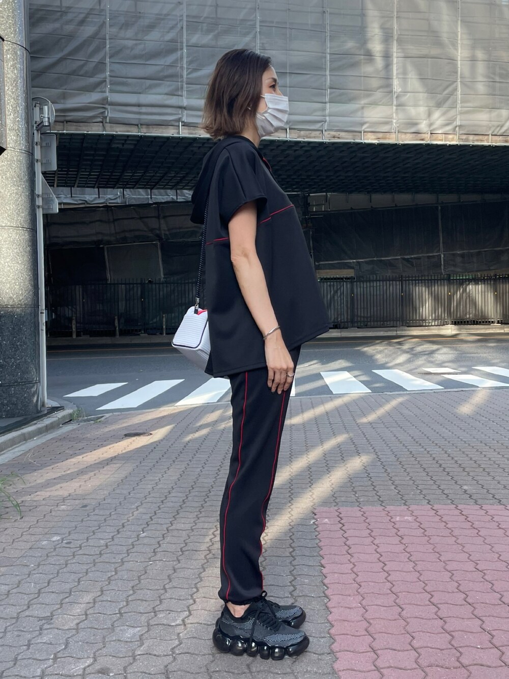 ブラック系のTシャツ/カットソー、ブラック系のその他パンツ、ブラック系のスニーカーを着用したレディースの夏コーディネートの3枚目の写真