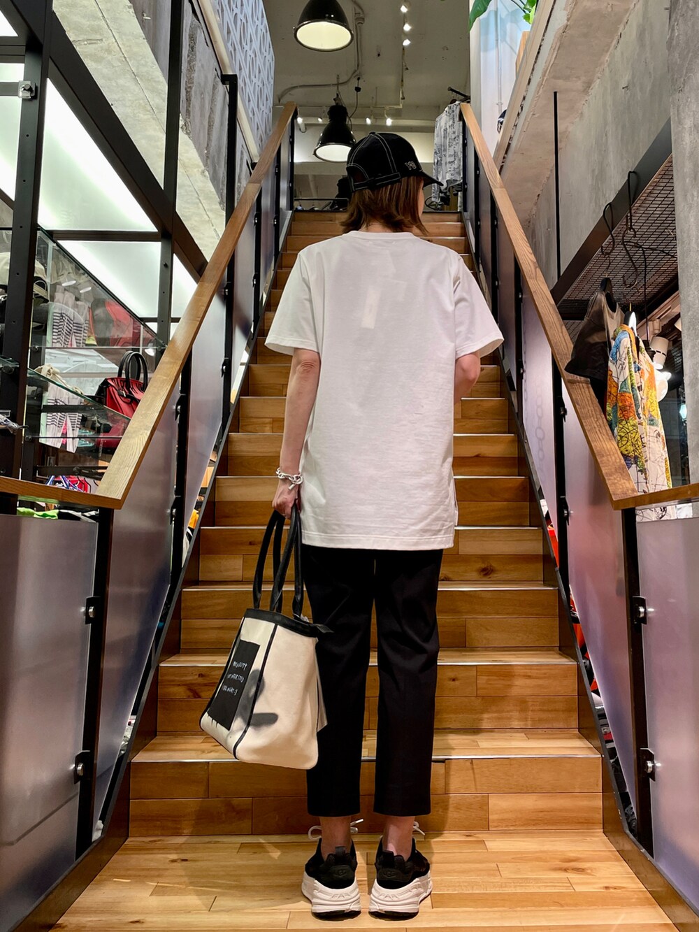 ホワイト系のTシャツ/カットソー、その他のトートバッグ、ブラック系のその他パンツを着用したレディースの春コーディネートの3枚目の写真