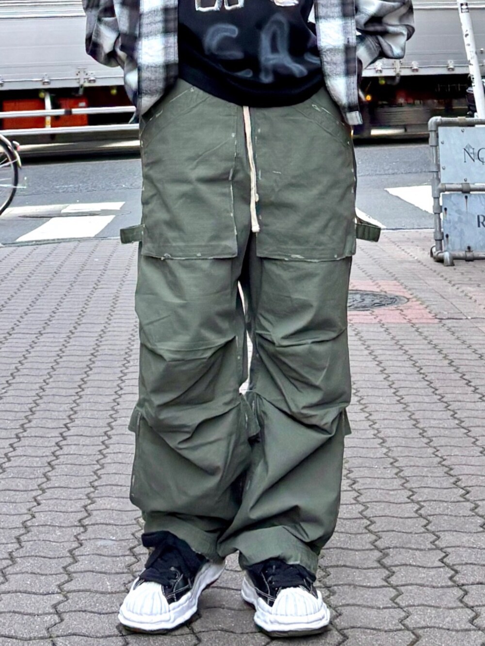 ブラック系のシャツ/ブラウス、グリーン系のカーゴパンツを着用したレディースの春コーディネートの3枚目の写真