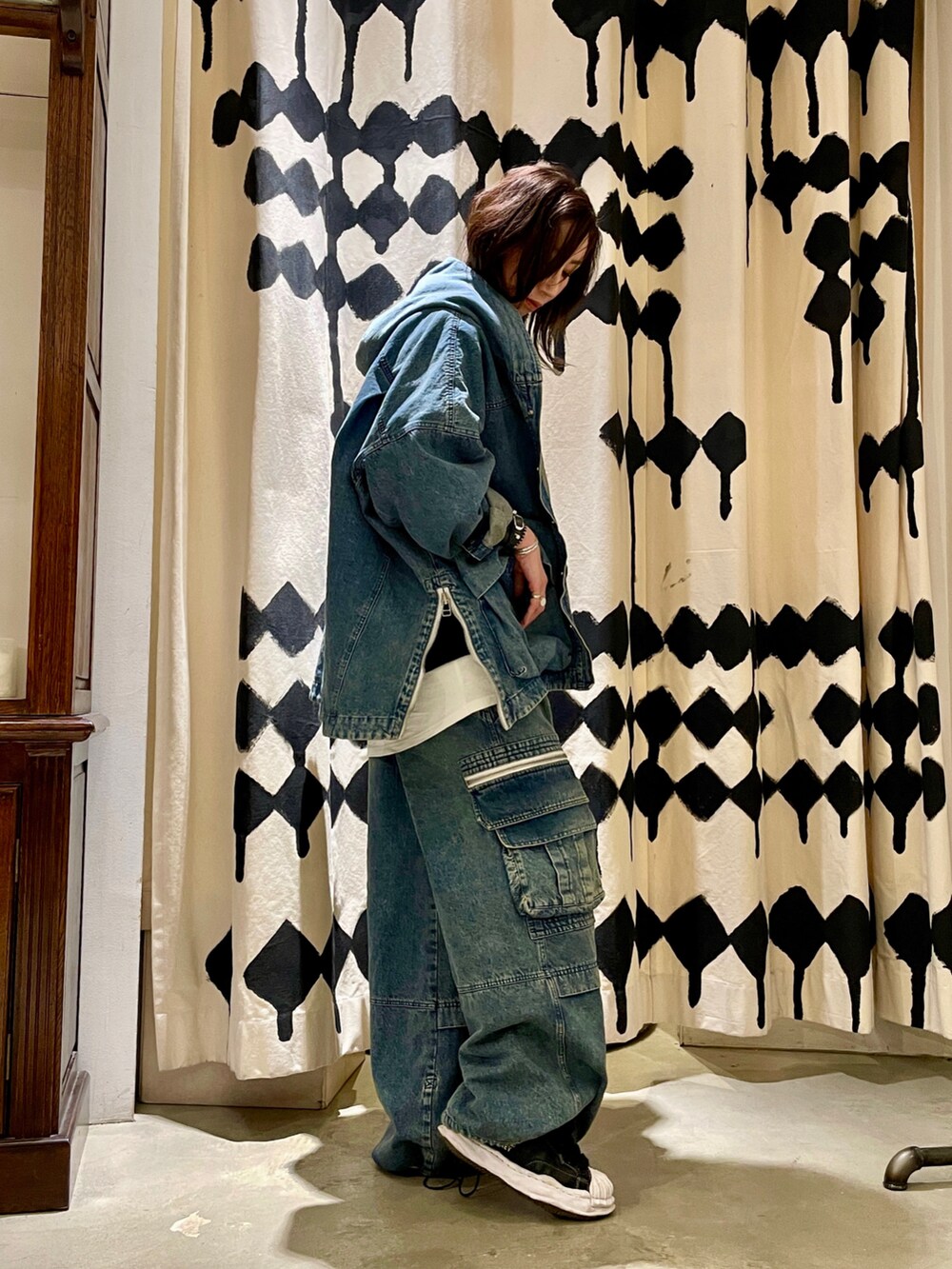 ブルー系のブルゾン、ブルー系のデニムパンツ、ブラック系のTシャツ/カットソーを着用したレディースの冬コーディネートの4枚目の写真