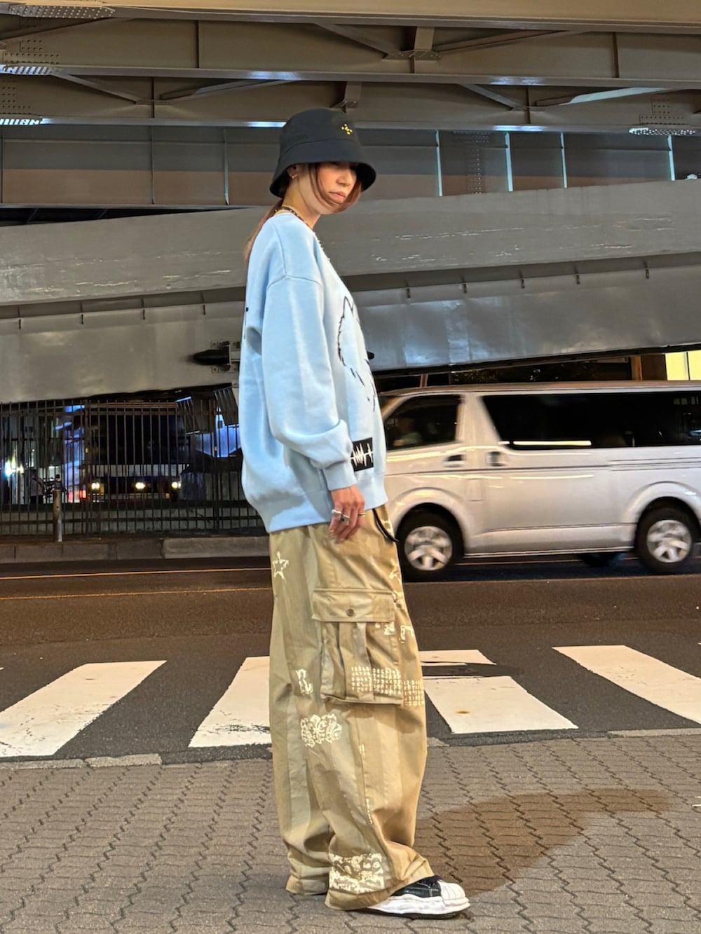 ブルー系のニット/セーター、ブラック系のカーゴパンツを着用したレディースの秋コーディネートの4枚目の写真